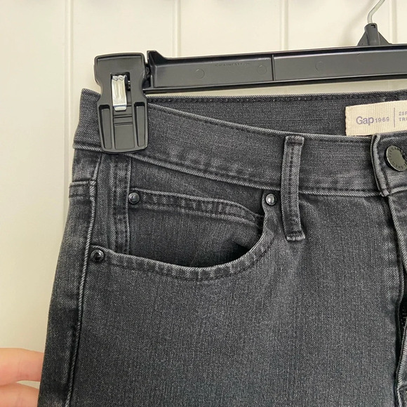 EUC | GAP women’s true skinny black denim jeans — size 28 - Picture 2 of 7